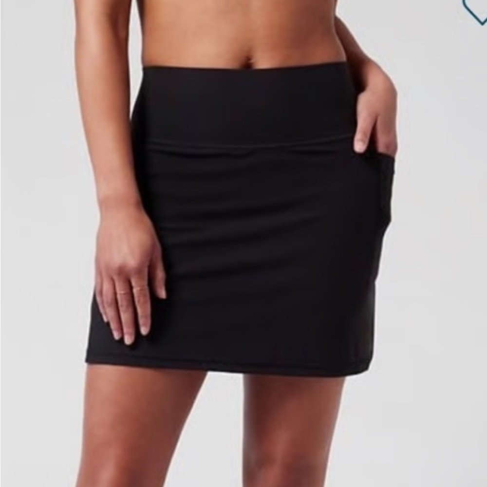 Athleta black salutation stash 16.5” skort size Large